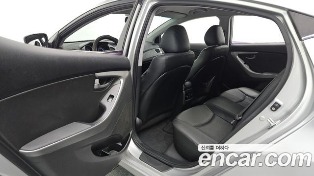 Hyundai AVANTE 2015 — photo 16