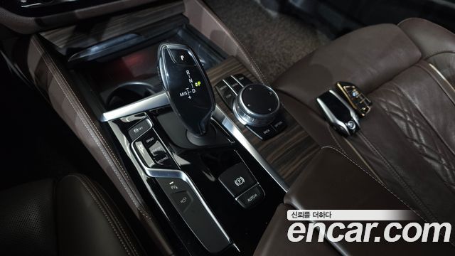 BMW 5-Series 2018 — photo 9