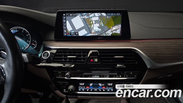 BMW 5-Series 2018 — photo 14
