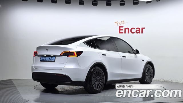 Tesla Model Y 2022 — photo 2