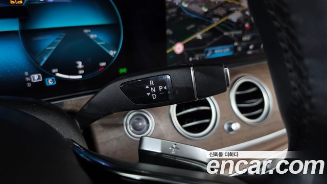 Mercedes-Benz E-Class 2022 — photo 12