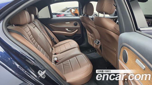Mercedes-Benz E-Class 2022 — photo 17