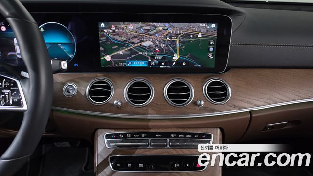 Mercedes-Benz E-Class 2022 — photo 19