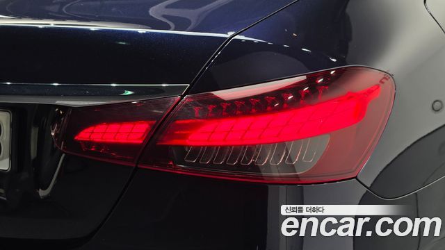 Mercedes-Benz E-Class 2022 — photo 9