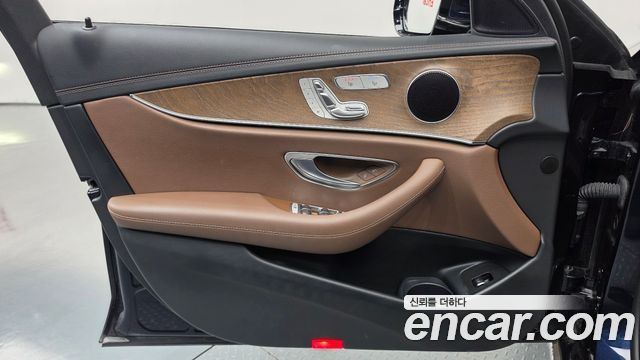 Mercedes-Benz E-Class 2022 — photo 14