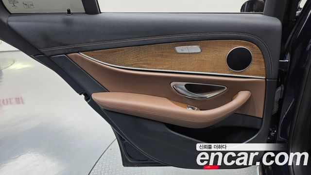 Mercedes-Benz E-Class 2022 — photo 15