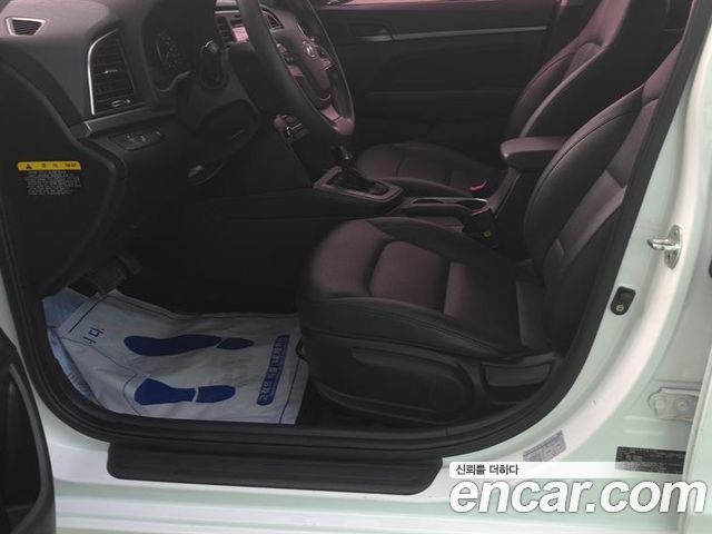 Hyundai AVANTE 2017 — photo 10