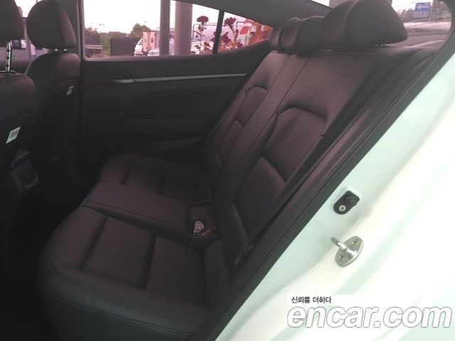 Hyundai AVANTE 2017 — photo 11