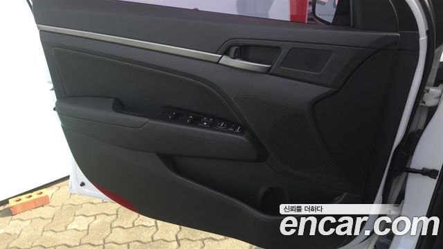 Hyundai AVANTE 2017 — photo 16