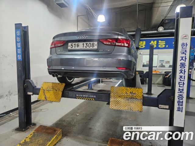 Audi A3 2018 — photo 2