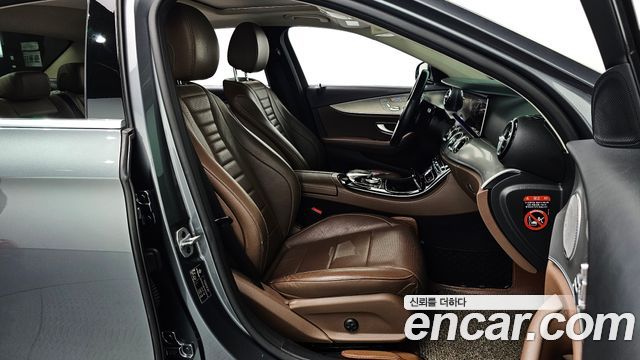 Mercedes-Benz E-Class 2019 — photo 17