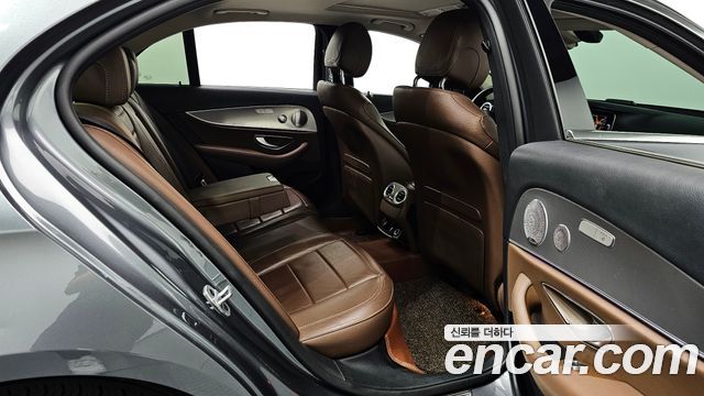 Mercedes-Benz E-Class 2019 — photo 18