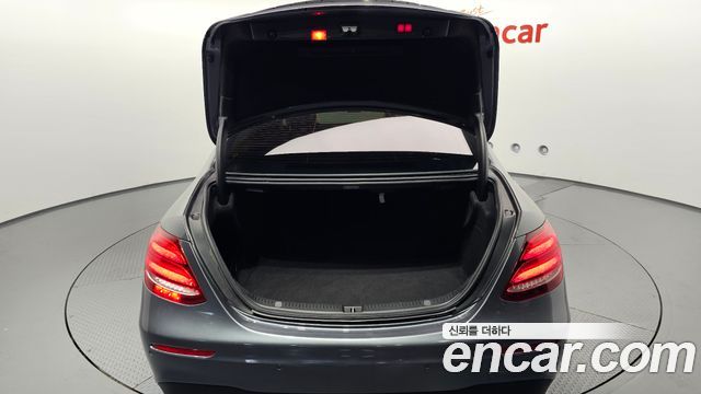 Mercedes-Benz E-Class 2019 — photo 26