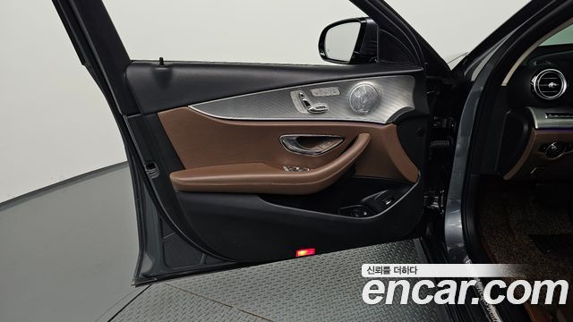 Mercedes-Benz E-Class 2019 — photo 14