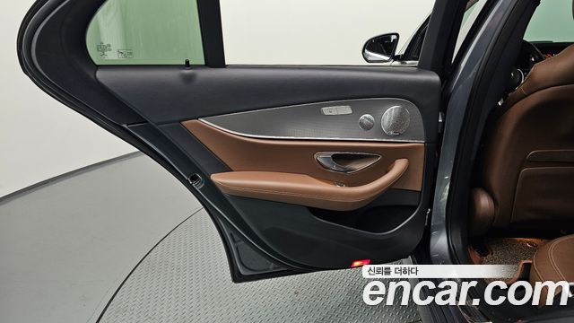 Mercedes-Benz E-Class 2019 — photo 15