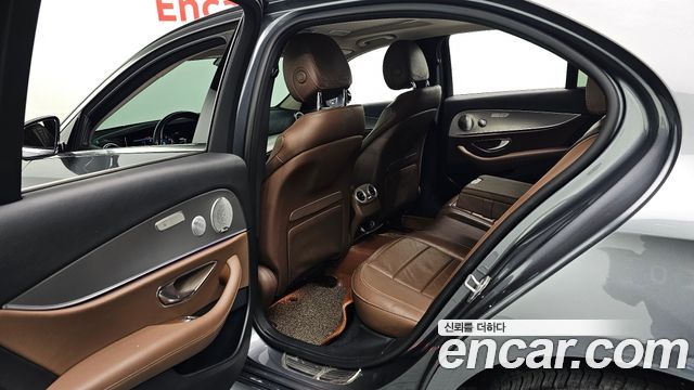 Mercedes-Benz E-Class 2019 — photo 16