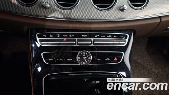 Mercedes-Benz E-Class 2019 — photo 35