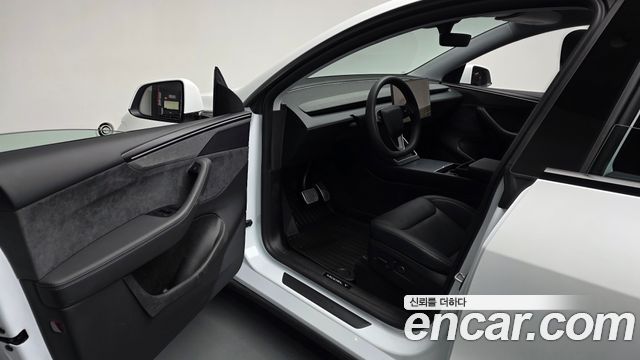 Tesla Model Y 2025 — photo 13