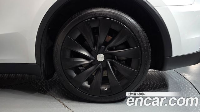 Tesla Model Y 2025 — photo 7