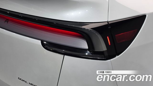 Tesla Model Y 2025 — photo 9