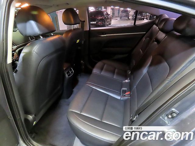 Hyundai AVANTE 2016 — photo 18