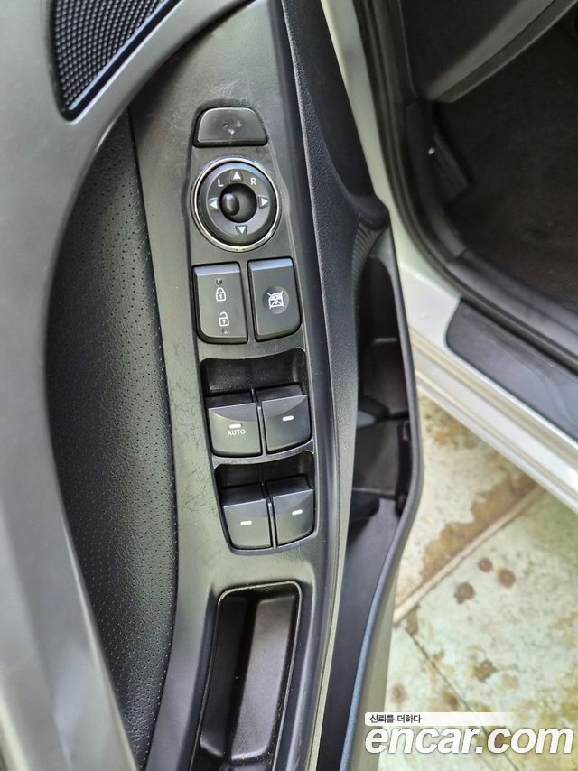Hyundai AVANTE 2012 — photo 16