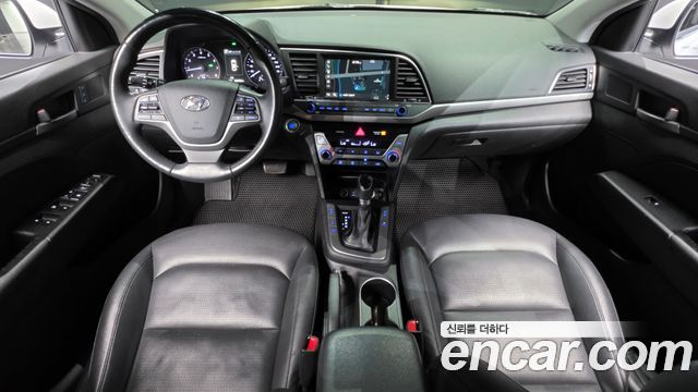 Hyundai AVANTE 2018 — photo 10