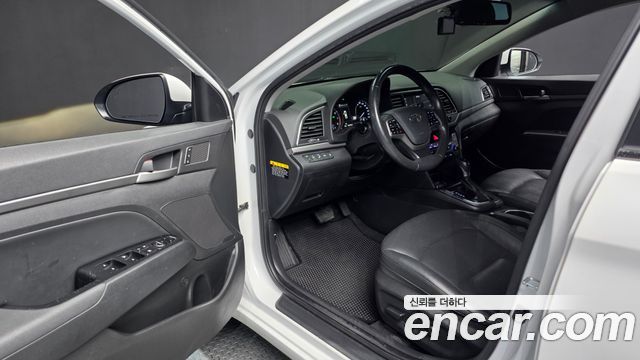 Hyundai AVANTE 2018 — photo 13