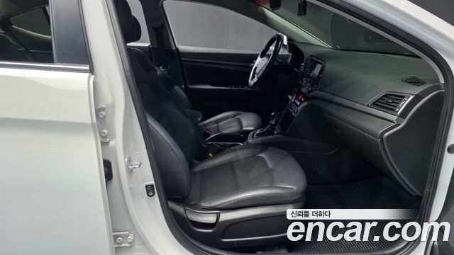 Hyundai AVANTE 2018 — photo 17