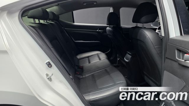 Hyundai AVANTE 2018 — photo 18