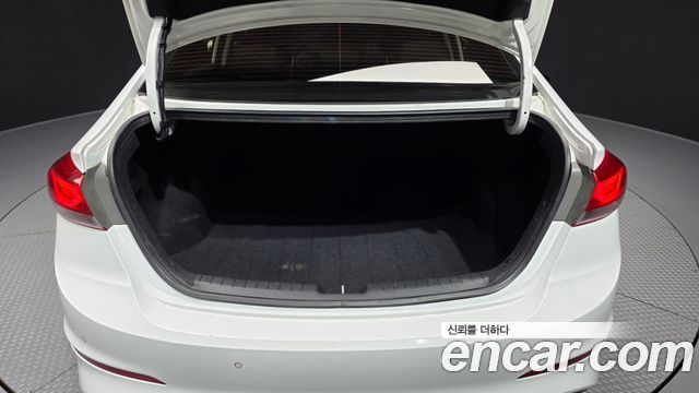 Hyundai AVANTE 2018 — photo 26