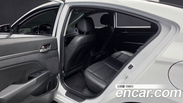Hyundai AVANTE 2018 — photo 16