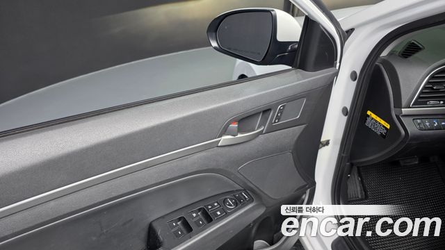 Hyundai AVANTE 2018 — photo 27