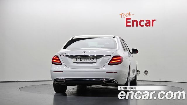 Mercedes-Benz E-Class 2017 — photo 4