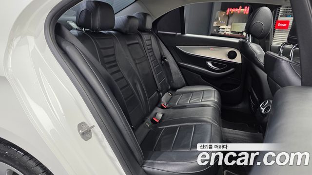 Mercedes-Benz E-Class 2017 — photo 18