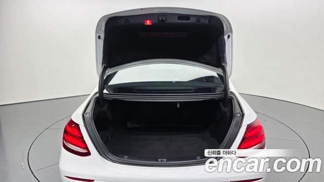 Mercedes-Benz E-Class 2017 — photo 26