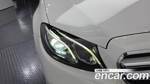 Mercedes-Benz E-Class 2017 — photo 8