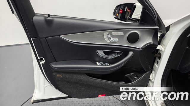 Mercedes-Benz E-Class 2017 — photo 14