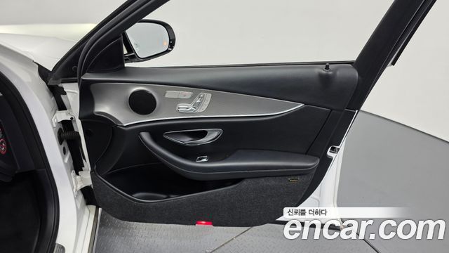 Mercedes-Benz E-Class 2017 — photo 15