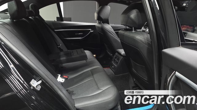 BMW 3-Series 2018 — photo 18