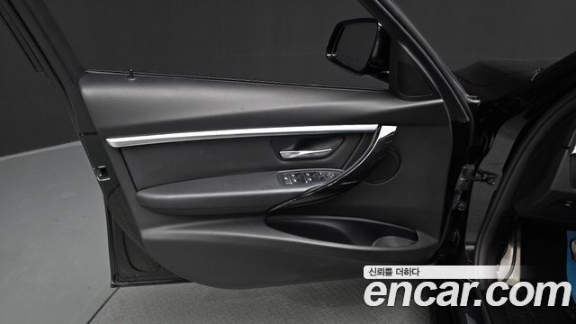 BMW 3-Series 2018 — photo 14