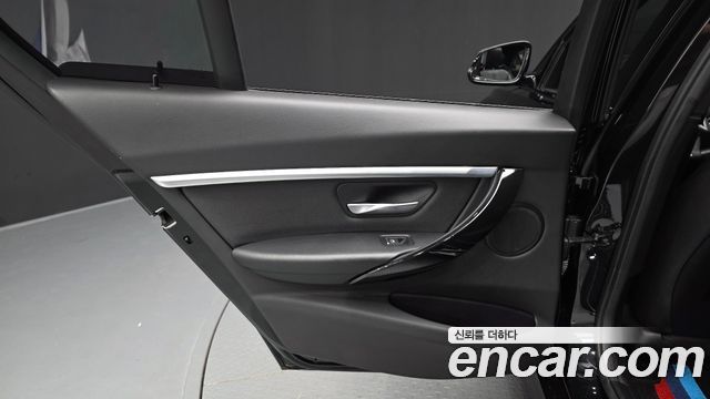BMW 3-Series 2018 — photo 15