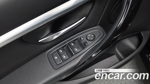 BMW 3-Series 2018 — photo 28