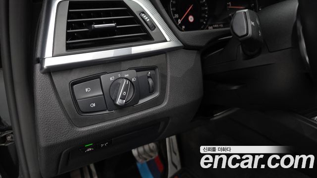 BMW 3-Series 2018 — photo 32