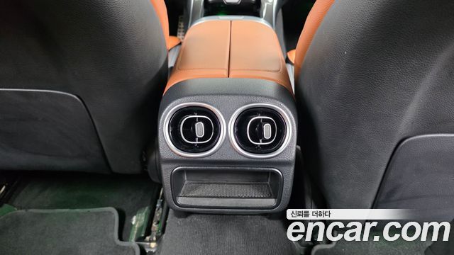 Mercedes-Benz C-Class 2023 — photo 31
