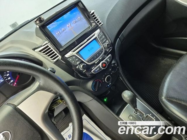 Hyundai Accent 2011 — photo 11