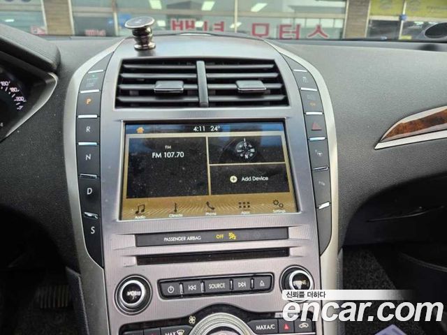 Lincoln MKZ 2017 — photo 11