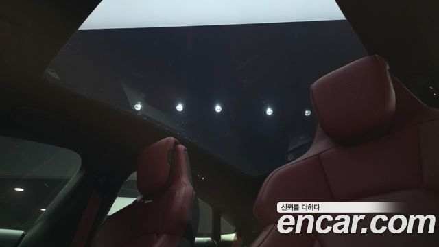 Porsche Taycan 2023 — photo 28