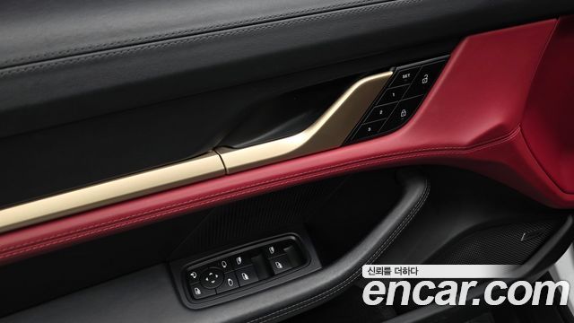 Porsche Taycan 2023 — photo 30