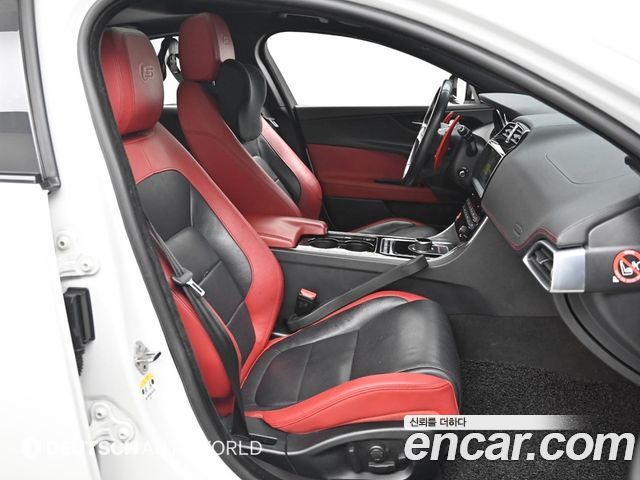 Jaguar XE 2017 — photo 10